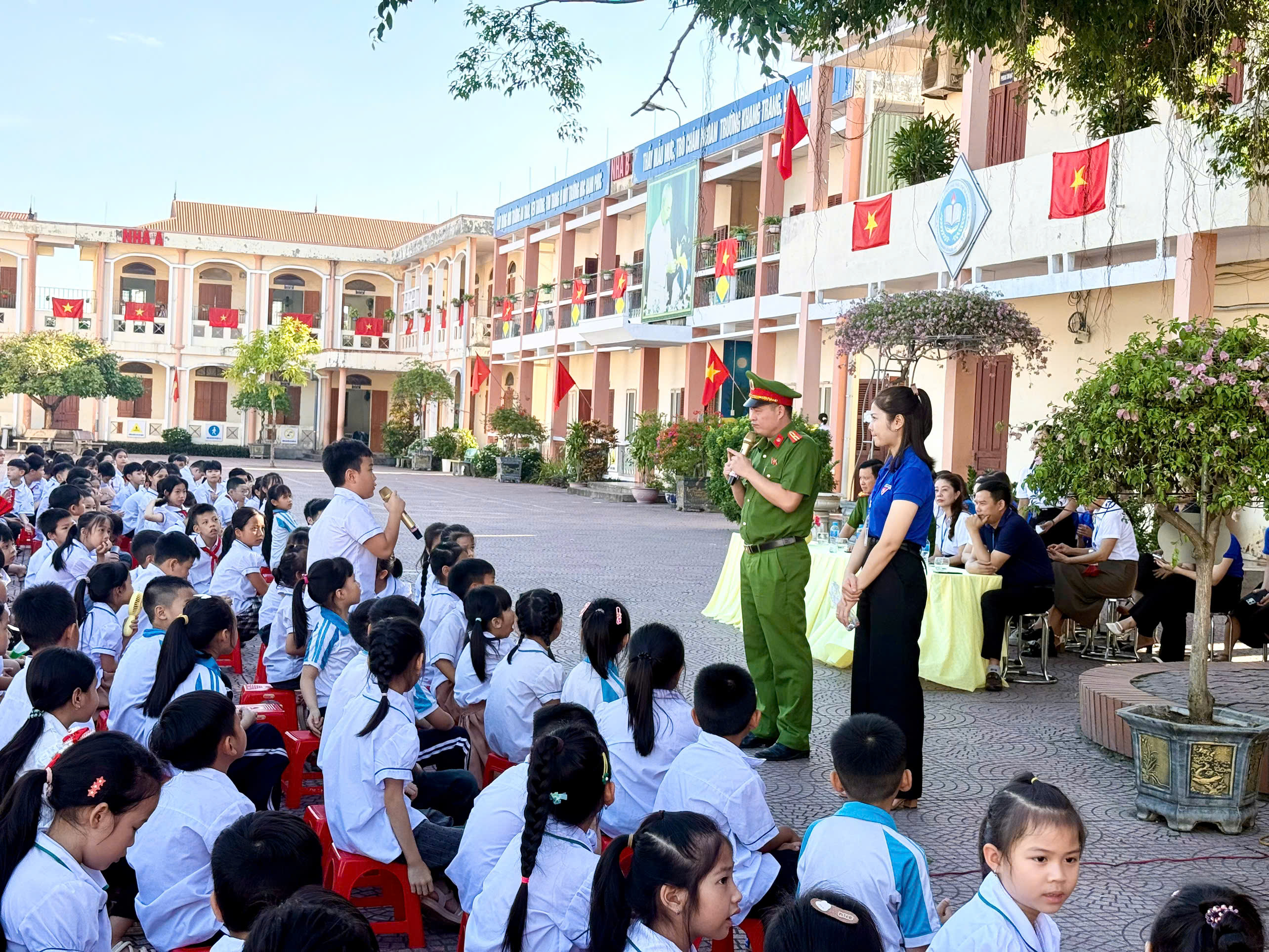 Công an phường Nhị Chiểu tuyên truyền pháp luật về đảm bảo an toàn giao thông tại trường Tiểu Học Phú Thứ
